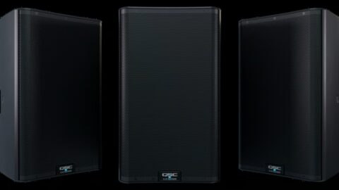 Enceinte amplifiée QSC K12.2 vue de face et de trois quarts