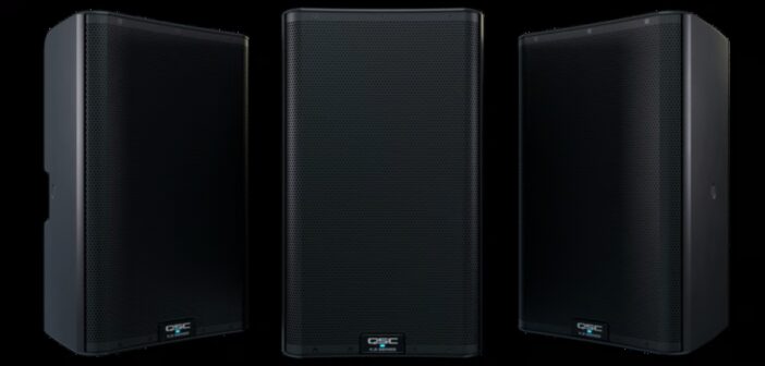 Enceinte amplifiée QSC K12.2 vue de face et de trois quarts