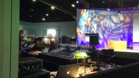 Régie façade avec console numérique DiGiCo, au cœur d'une prestation live