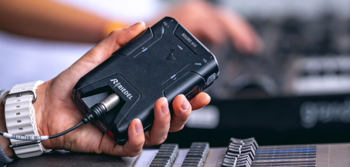Beltpack d'intercom sans fil pose sur une regie de production