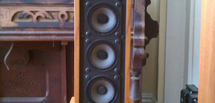 Line array accroché au-dessus d'une scène de concert