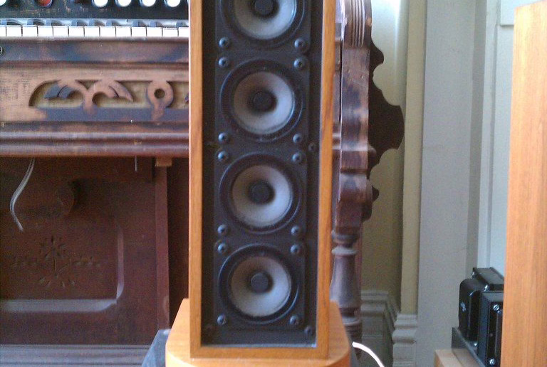 Line array accroché au-dessus d'une scène de concert