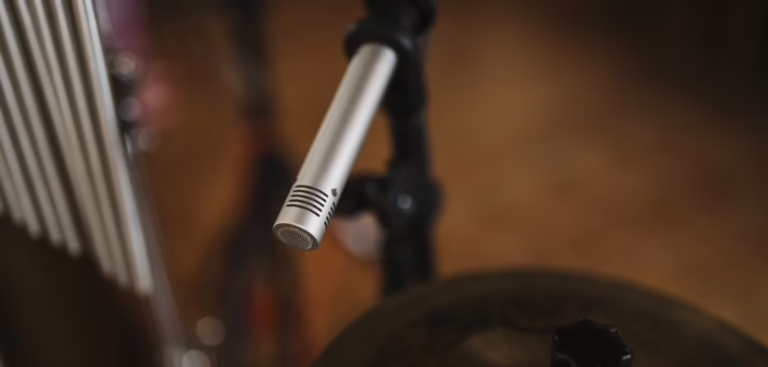 Un microphone placé au-dessus d'un kit de batterie en studio