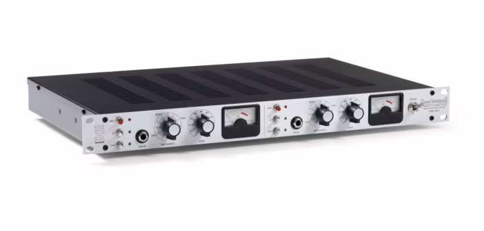 Preampli micro a transformateur vu de trois quarts, avec ses reglages de gain