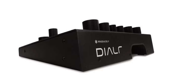 Le contrôleur de plugins Producely Dialr vu de trois quarts, format de bureau en biseau