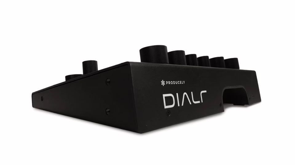 Le contrôleur de plugins Producely Dialr vu de trois quarts, format de bureau en biseau