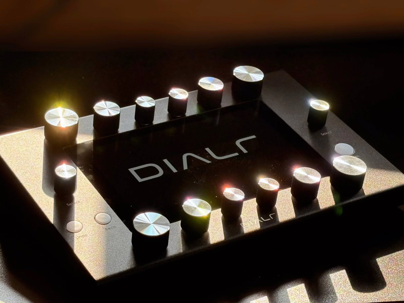 Producely Dialr et ses douze potentiomètres autour de l'écran tactile central