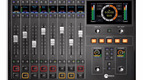 Une console de mise en onde dans un studio radio moderne