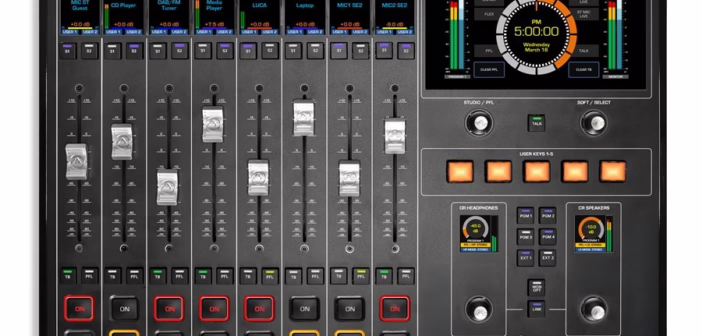 Une console de mise en onde dans un studio radio moderne