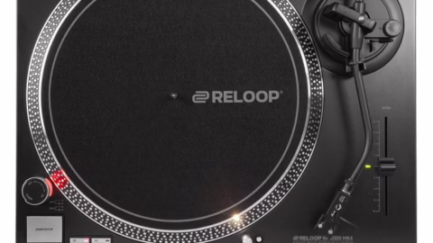 La platine vinyle Reloop RP-2000 MK4 vue de trois quarts avec son bras en S