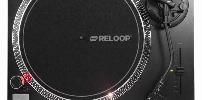 La platine vinyle Reloop RP-2000 MK4 vue de trois quarts avec son bras en S