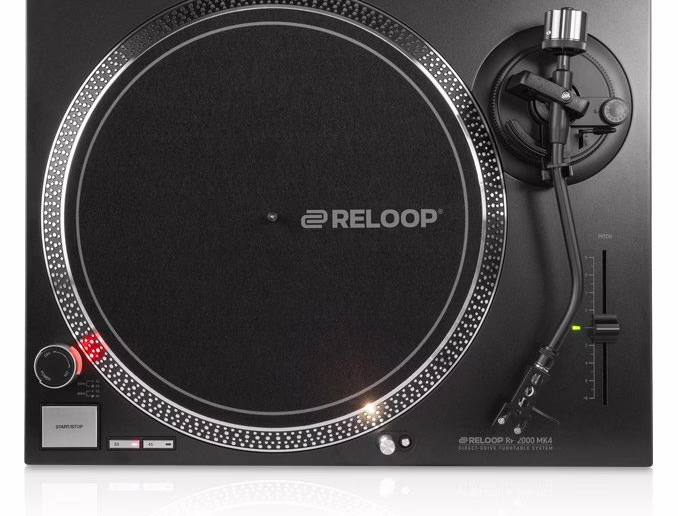 La platine vinyle Reloop RP-2000 MK4 vue de trois quarts avec son bras en S