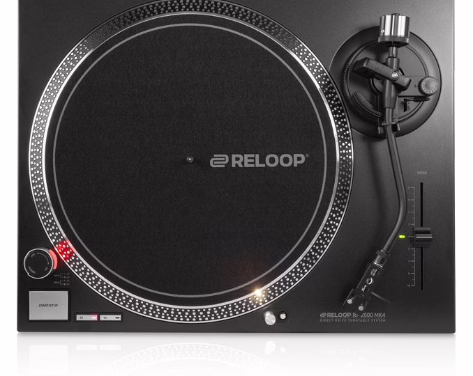 La platine vinyle Reloop RP-2000 MK4 vue de trois quarts avec son bras en S