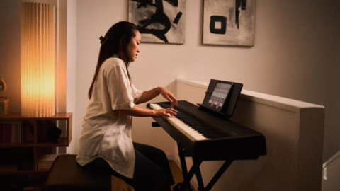 Roland FP-40, piano numerique portable noir vu de face
