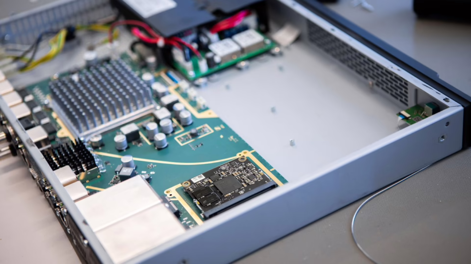 L'intérieur de la Spectera Base Station ZMAN avec le module réseau audio Merging ZMAN