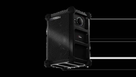 Enceinte portable Soundboks Rider vue de trois quarts, grille alveolee et molette de volume