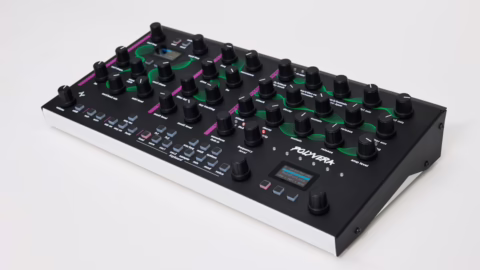Le synthétiseur Suonobuono Polyvera vu de trois quarts, avec ses 36 potentiomètres et ses deux écrans OLED