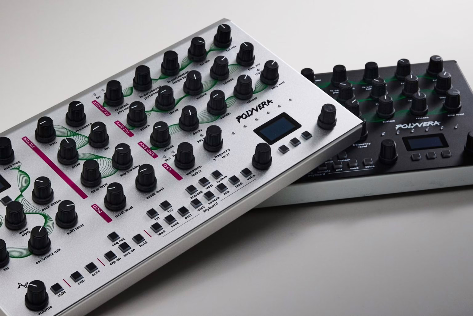 Polyvera en situation : le poly hybride wavetable et sampler de fabrication boutique