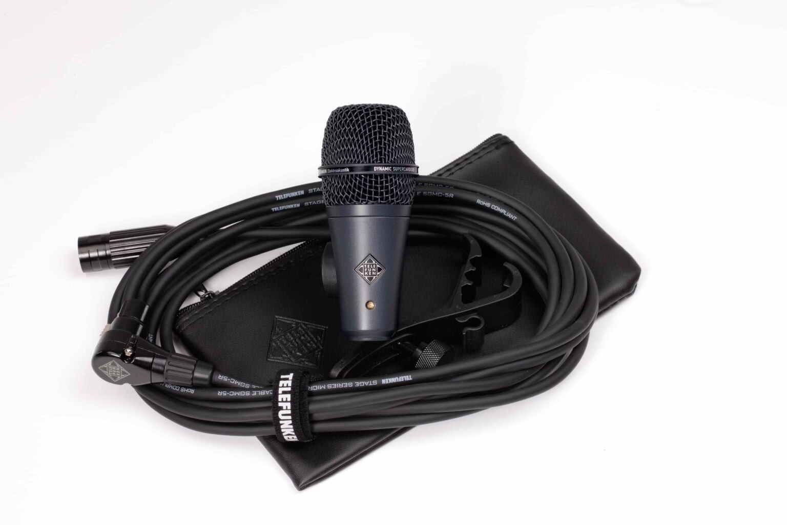Le TELEFUNKEN M81-SH livré avec sa pince batterie et sa housse