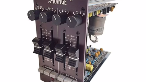 Le module Trident A-Range 500 EQ de trois quarts, faders de gain et circuit discret apparent