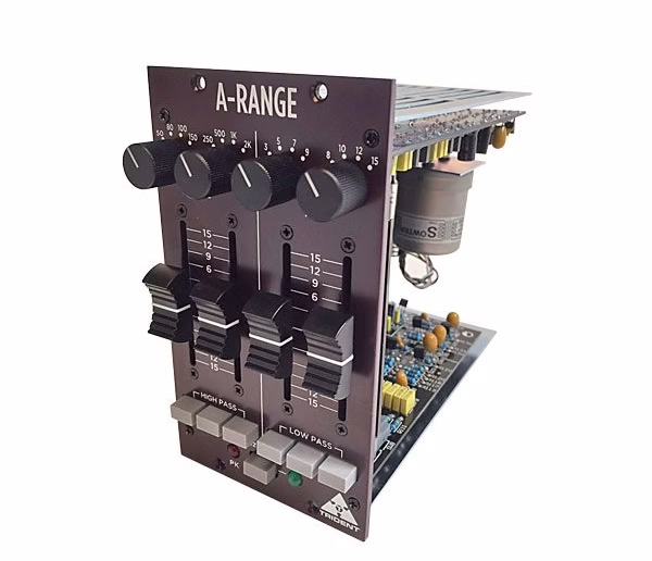 Le module Trident A-Range 500 EQ de trois quarts, faders de gain et circuit discret apparent