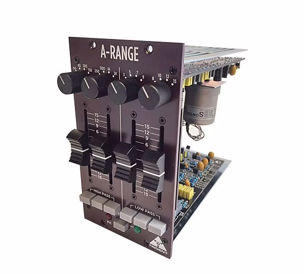 Le module Trident A-Range 500 EQ de trois quarts, faders de gain et circuit discret apparent