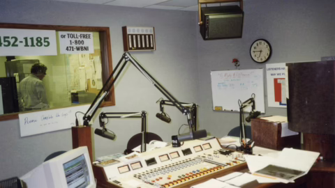 Studio de radio avec sa console de mise en onde, prêt pour la diffusion