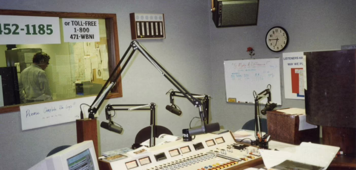 Studio de radio avec sa console de mise en onde, prêt pour la diffusion