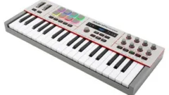 Le clavier-contrôleur Akai MPK Mini Plus II vu d'ensemble