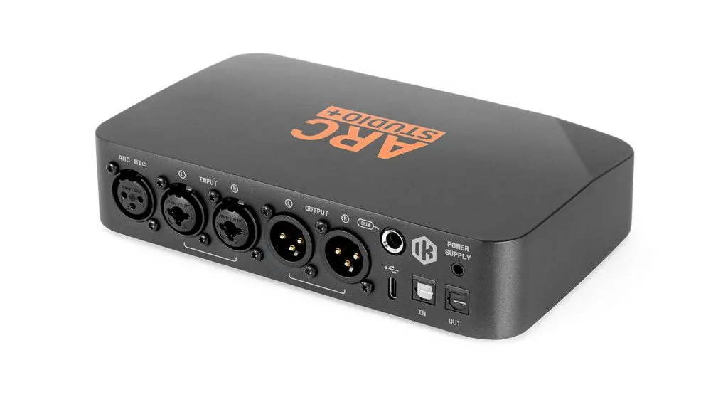 La face arrière de l'ARC Studio+ : USB-C, S/PDIF optique, sorties symétriques et sortie caisson
