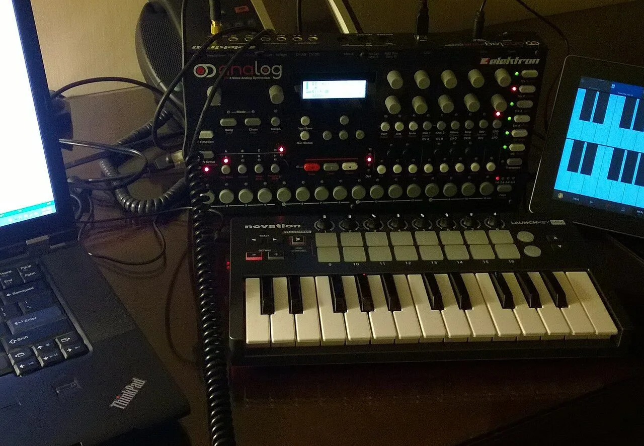 Elektron Analog Four synthesizer and sequencer with a keyboard controller, set up for arpeggios