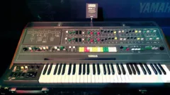 Synthétiseur analogique polyphonique Yamaha CS-80 et son clavier