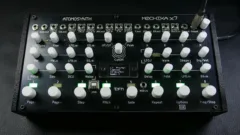 Le synthetiseur analogique semi-modulaire Atomosynth Mochika X7 en version de bureau