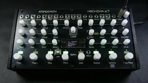 Le synthetiseur analogique semi-modulaire Atomosynth Mochika X7 en version de bureau