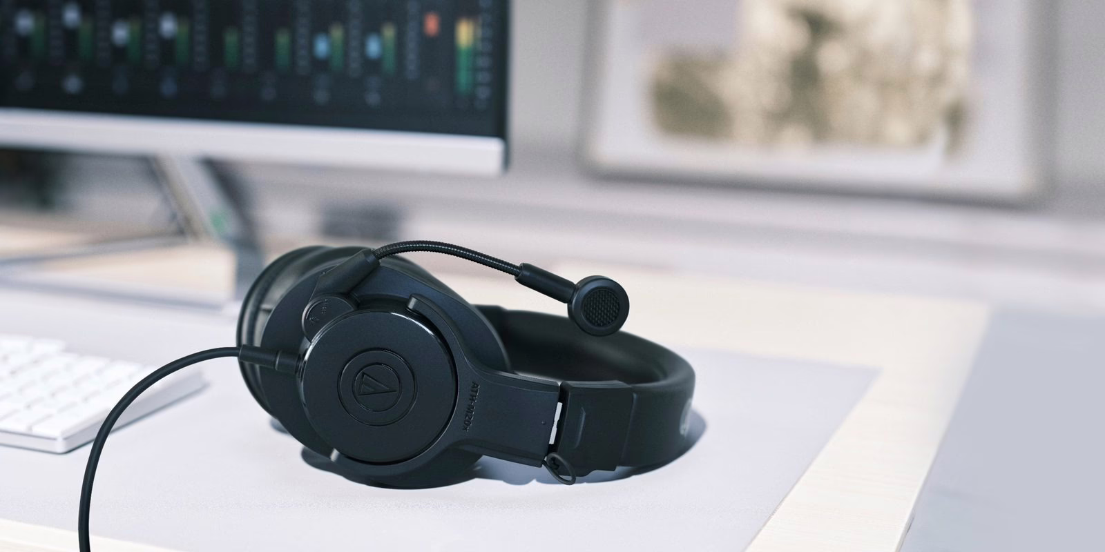 L'ATH-M20xSTS posé sur un bureau de streaming, devant un écran et une console