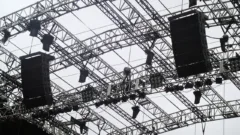 Système de diffusion avec caissons de basses et enceintes face au public lors d'un concert