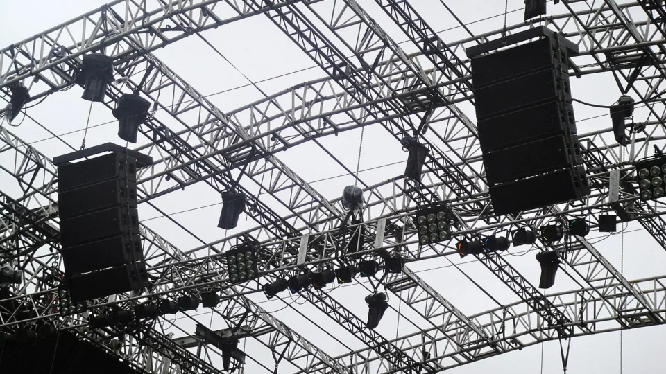 Système de diffusion avec caissons de basses et enceintes face au public lors d'un concert