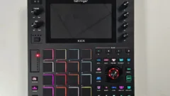 Prototype Behringer Kick vu de face, écran tactile et pads RVB façon MPC