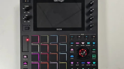 Prototype Behringer Kick vu de face, écran tactile et pads RVB façon MPC