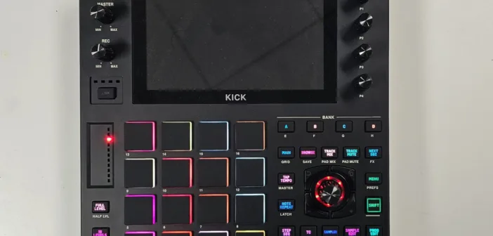 Prototype Behringer Kick vu de face, écran tactile et pads RVB façon MPC