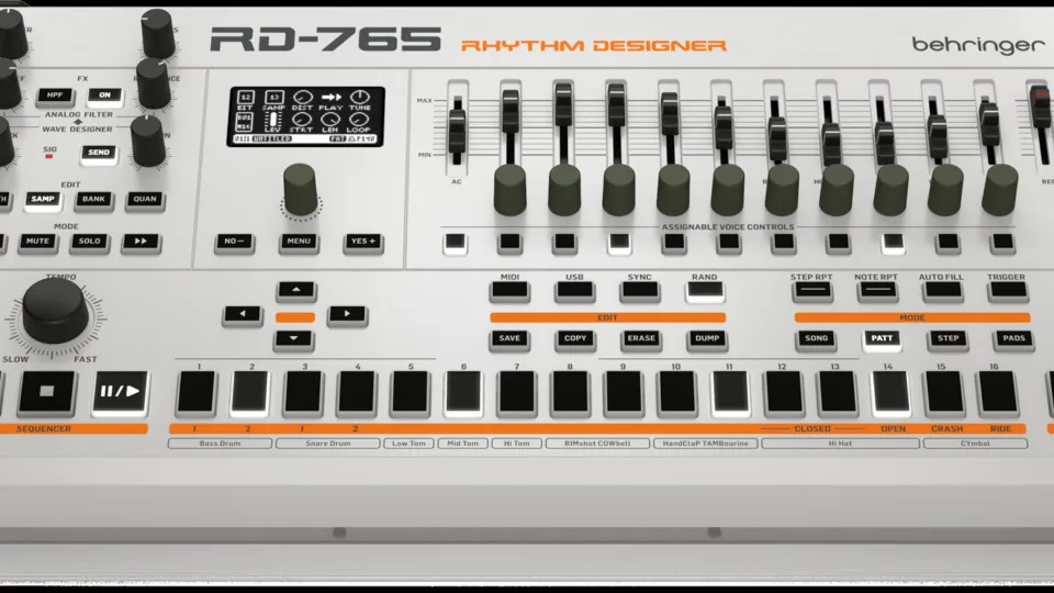 Behringer RD-765 : la boîte à rythmes hybride vue de trois quarts avant