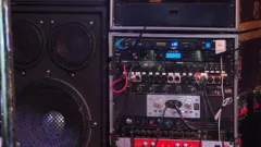 Un rack d'amplification de sonorisation relié à une enceinte de diffusion