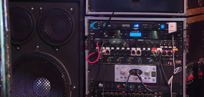 Un rack d'amplification de sonorisation relié à une enceinte de diffusion