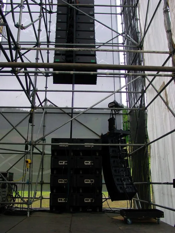 Line array et caissons de basse installés pour un concert en plein air, prêts pour le calage