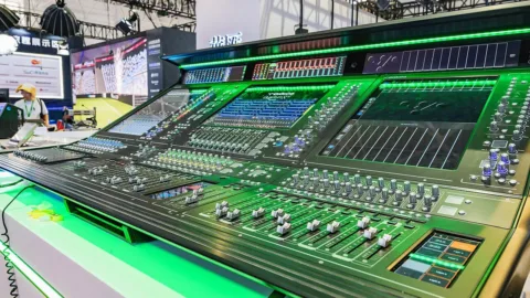 Console numerique de sonorisation live DiGiCo Quantum avec ses sections de faders et d'ecrans