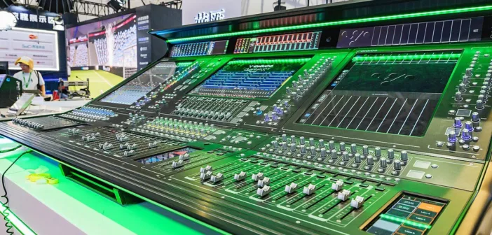 Console numerique de sonorisation live DiGiCo Quantum avec ses sections de faders et d'ecrans