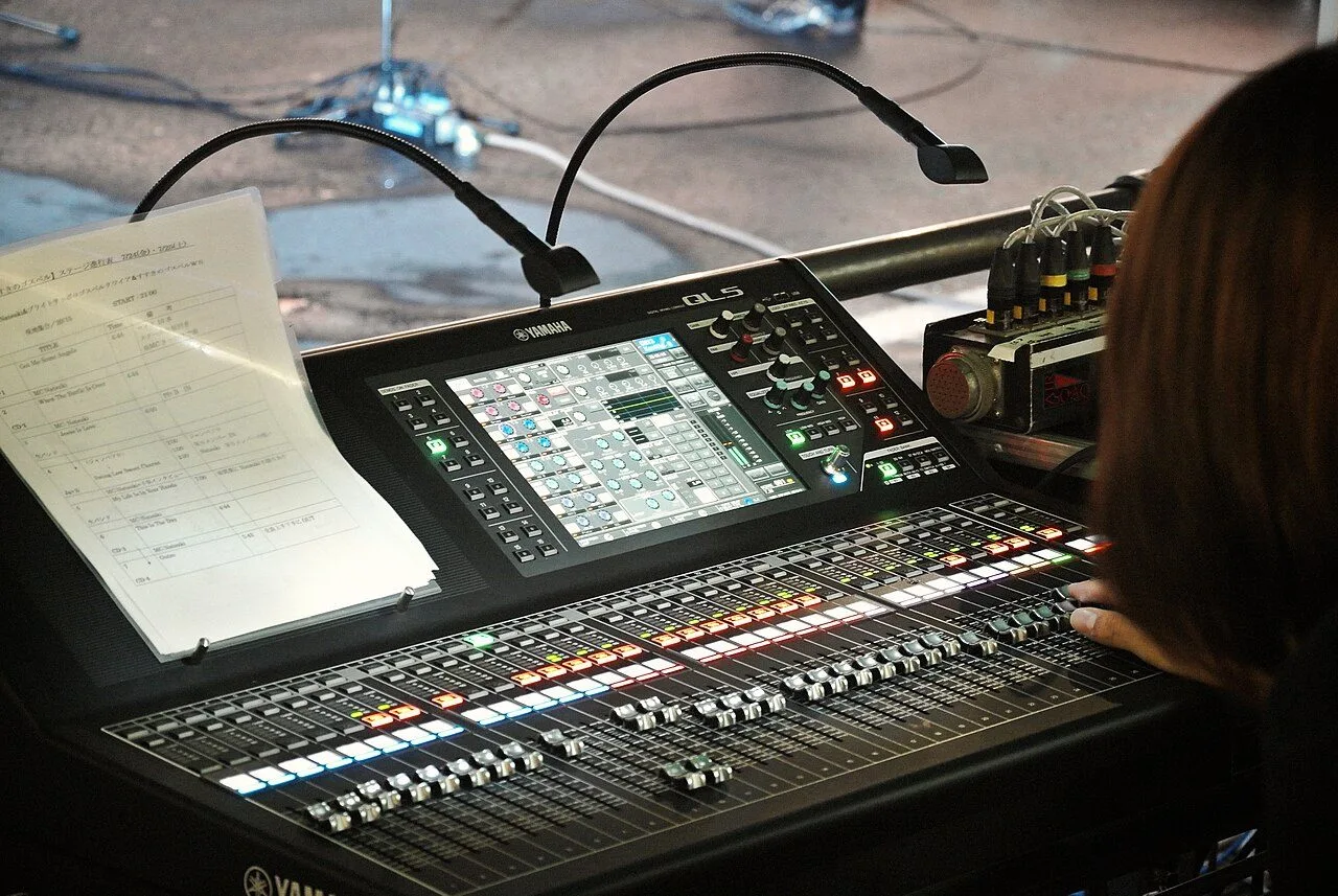 Console de mixage numérique Yamaha QL5 utilisée en concert