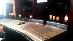 Grande console de mixage SSL en studio