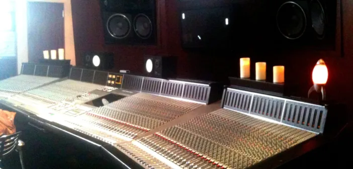 Grande console de mixage SSL en studio