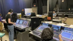 Consoles numériques de façade alignées pour une classe de sonorisation live
